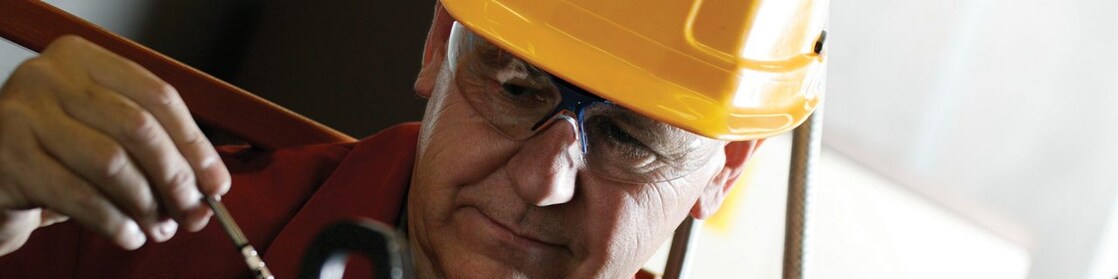 trabajador de shell con su casco