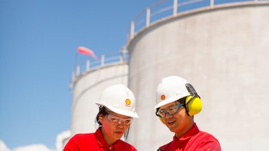 trabajador con un casco trabajando
