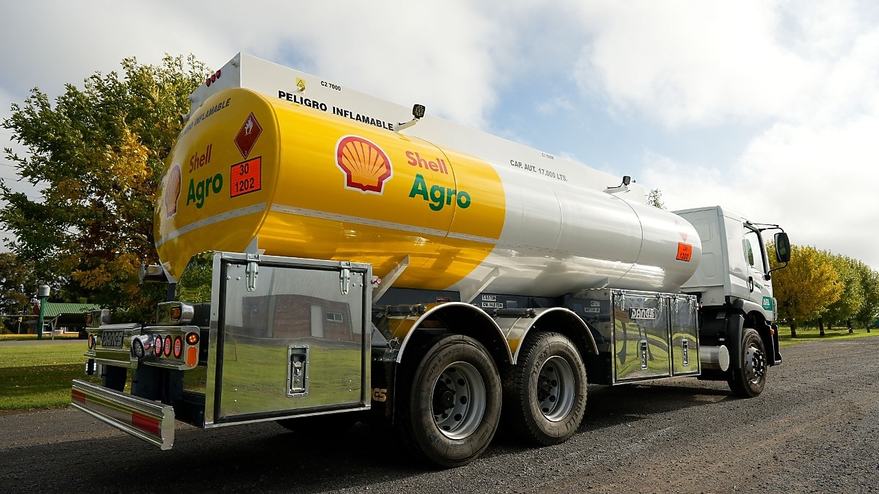 Camión con logos de Shell Agro estacionado.