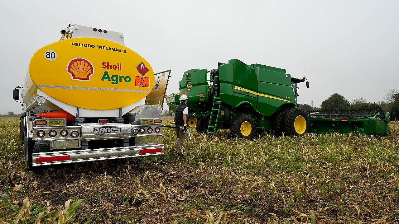 Camión de Shell Agro junto a tractor en campo.