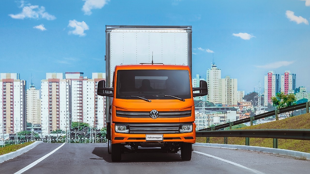 camión naranja en la carretera