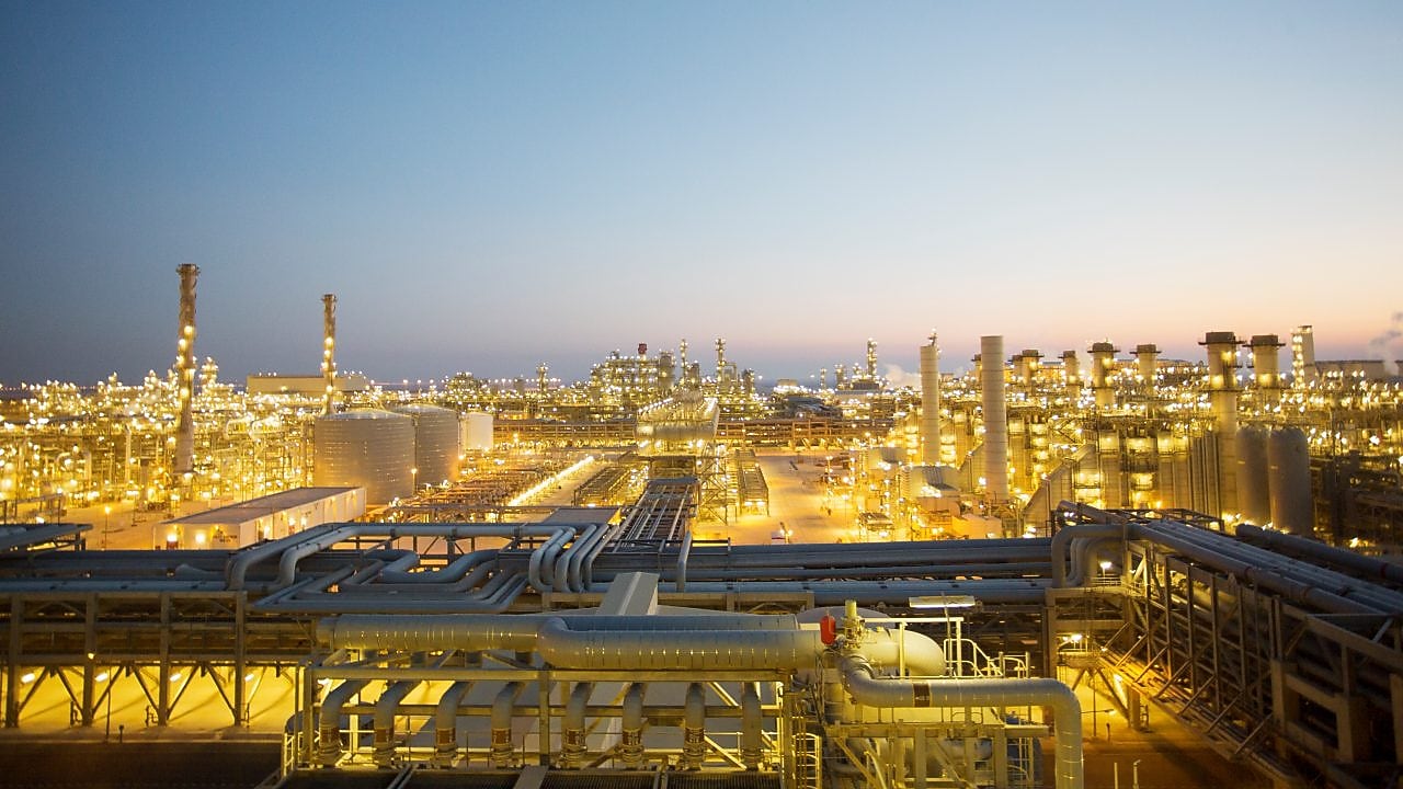 Refinería iluminada de noche