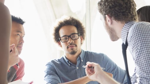 Personal de negocios manteniendo una charla