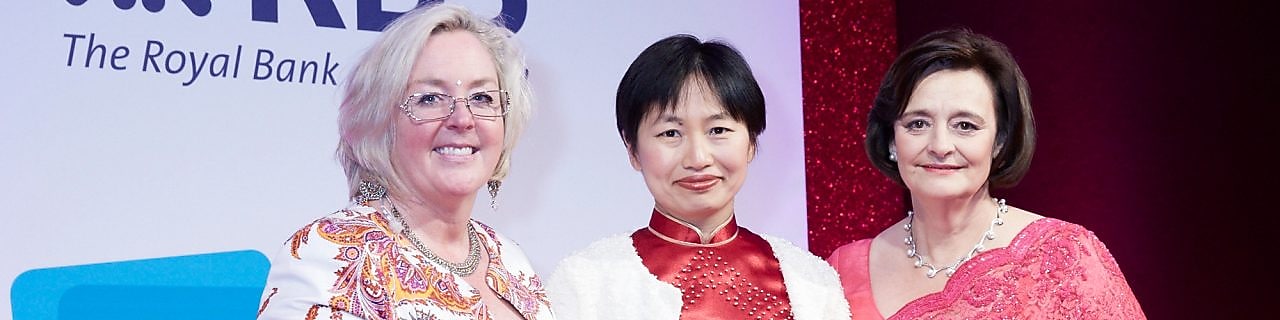 grupo diverso de mujeres en evento elegante