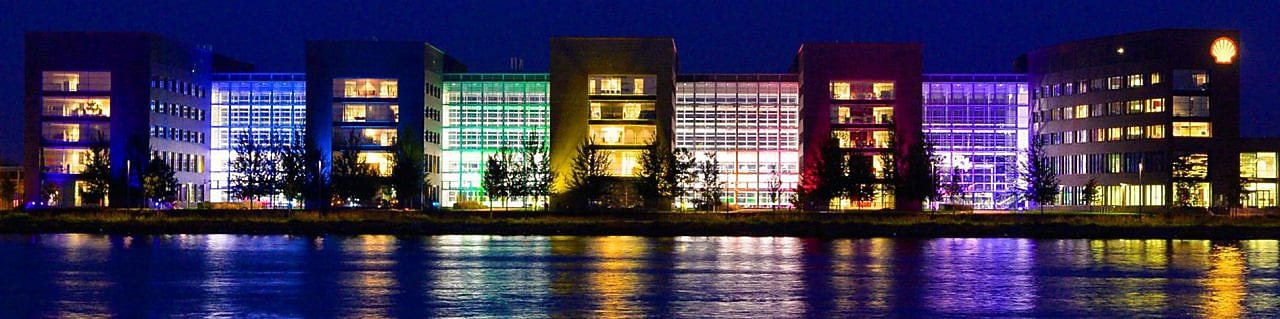 edificios con luces de colores que reflectan en el agua