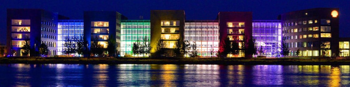 edificios con luces de colores que reflectan en el agua
