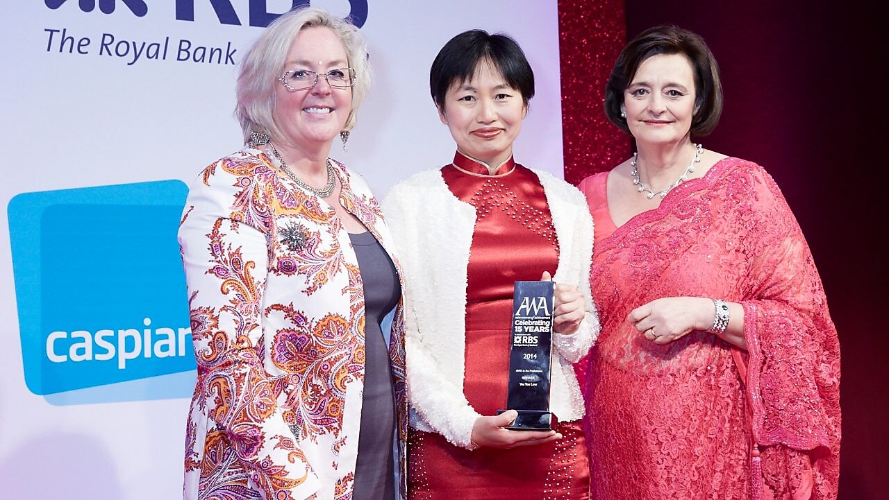 grupo diverso de mujeres en evento elegante