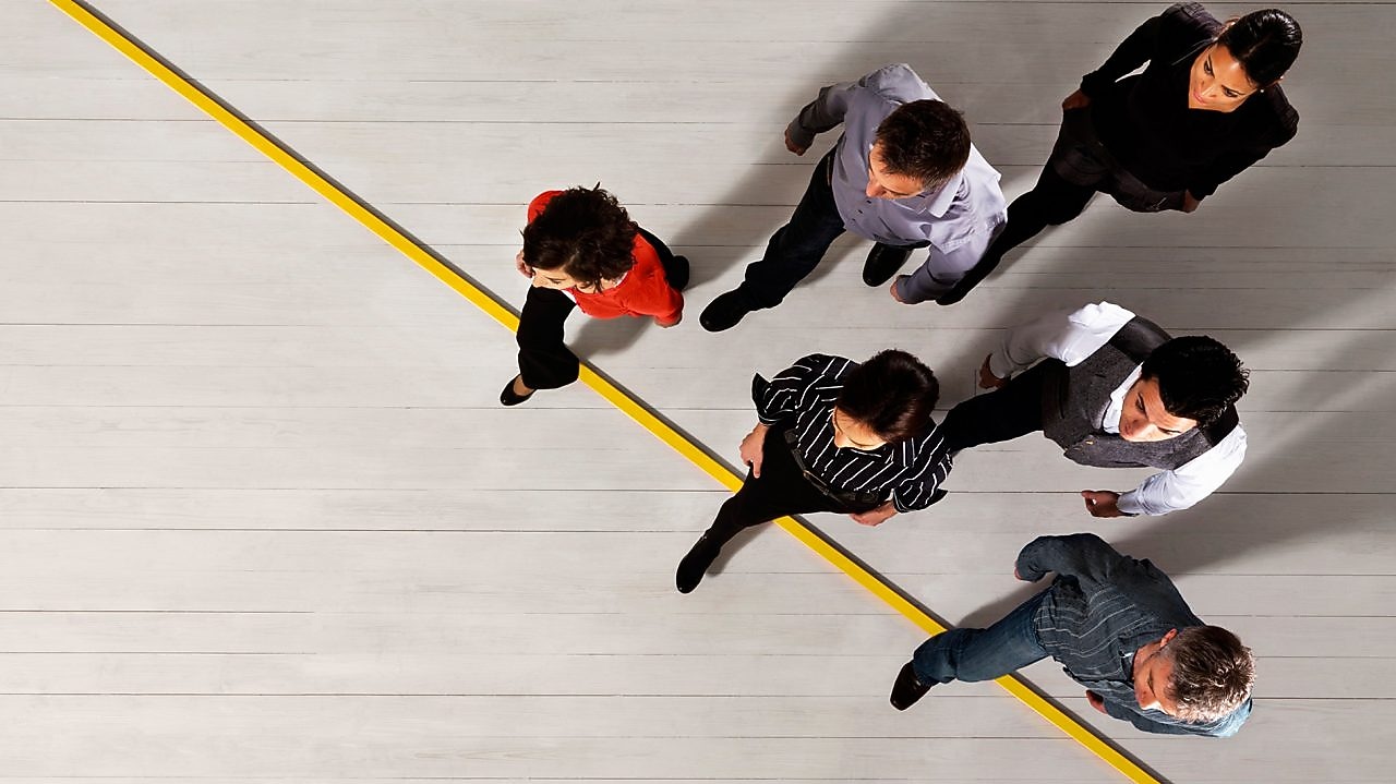 imagen cenital de personas caminando