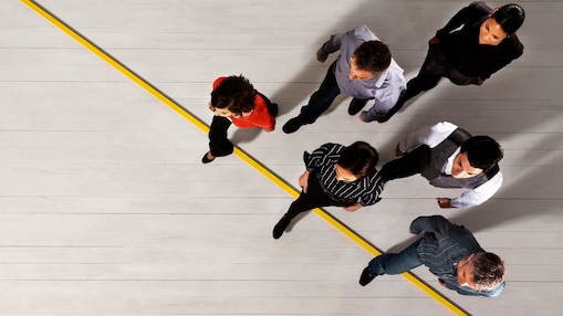 imagen cenital de personas caminando