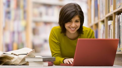Mujer mirando la pantalla de su portátil