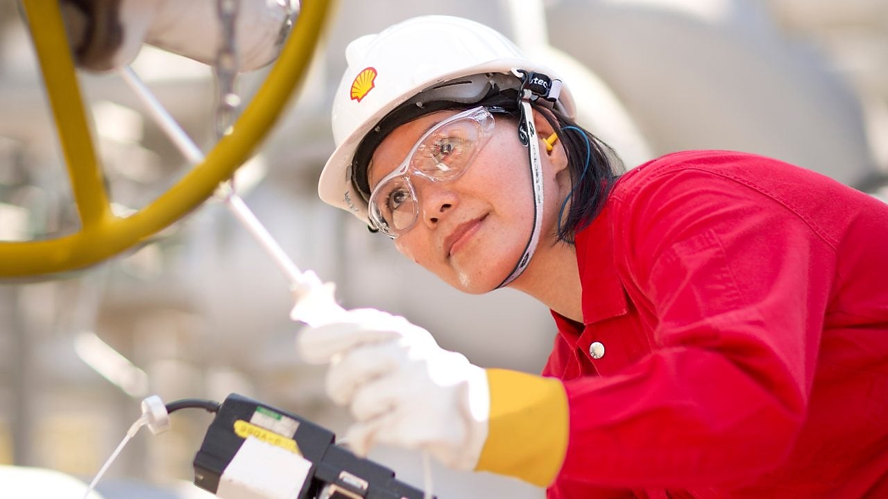 empleada inspeccionando un equipo