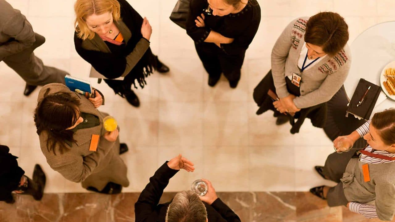 Vista aérea de un grupo de empleados hablando