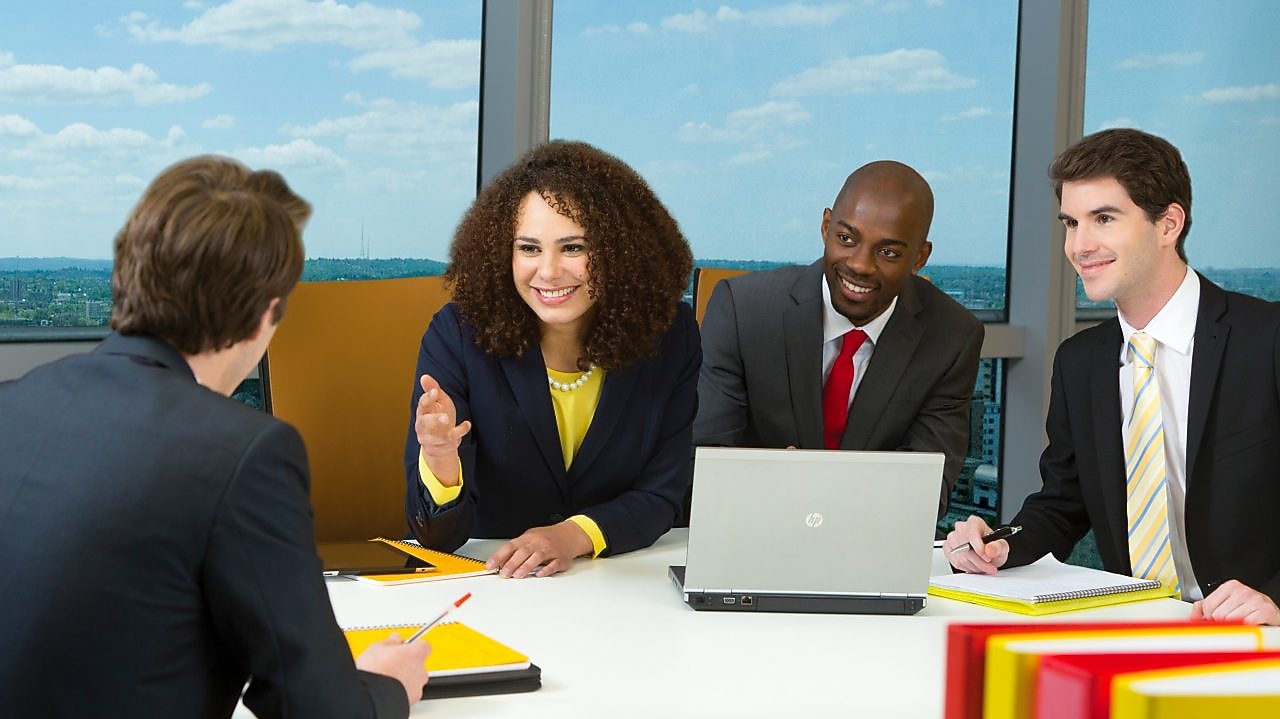 Cuatro empleados de Shell en una reunión 