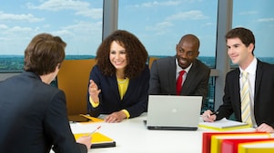 Cuatro empleados de Shell en una reunión 