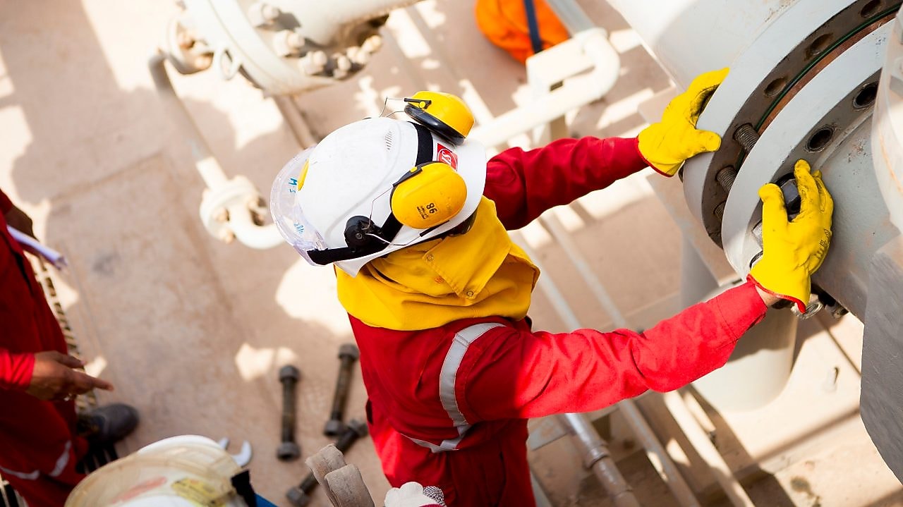 Trabajador con una máscara de seguridad y unos guantes puestos