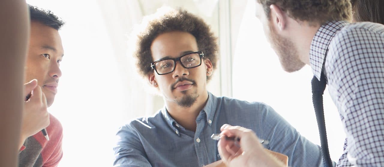 Personal de negocios manteniendo una charla
