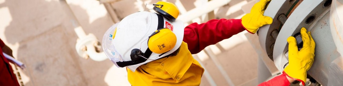 Trabajador con una máscara de seguridad y unos guantes puestos