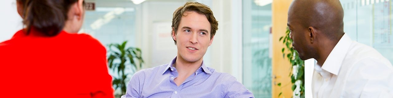 dos empleados entrevistando a un candidato potencial