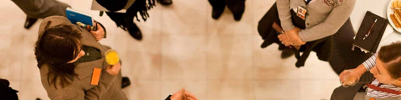 Vista aérea de un grupo de empleados hablando