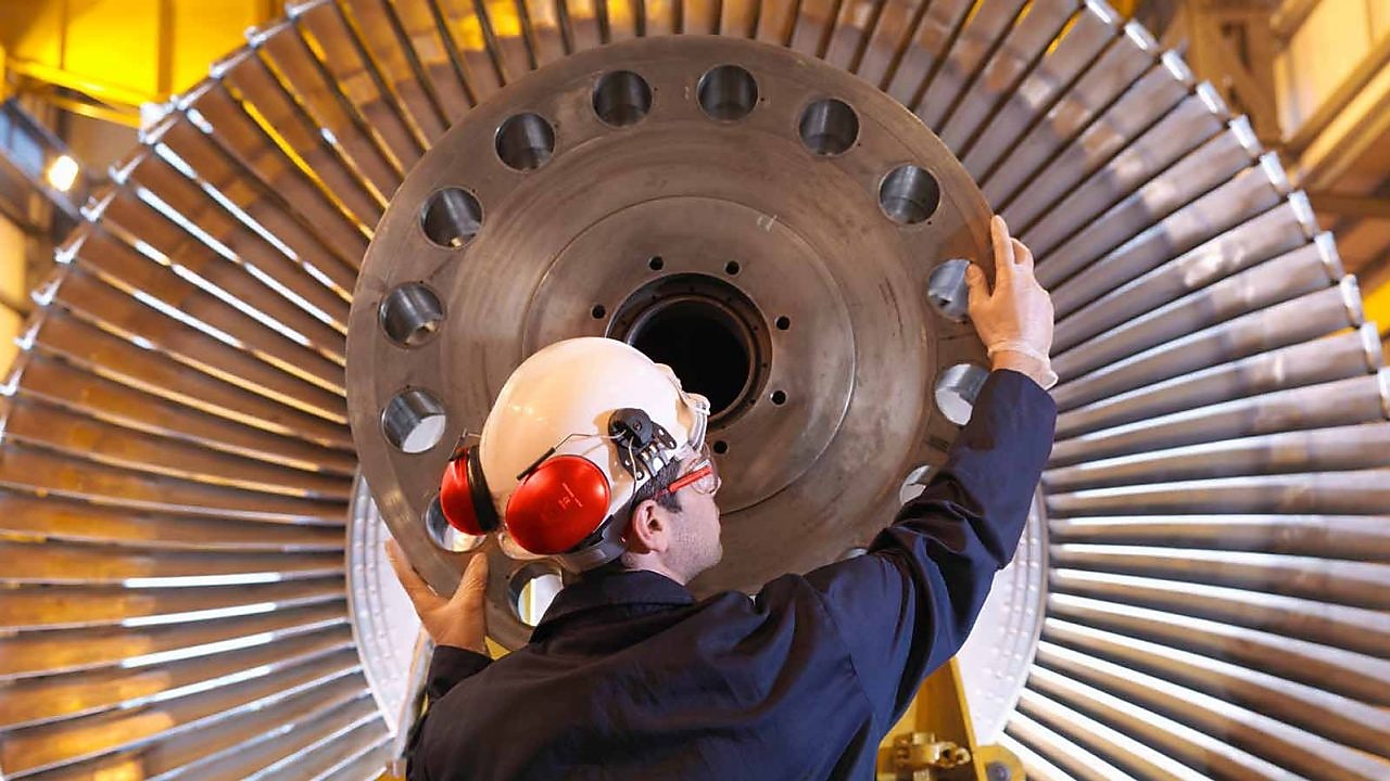 Discipline Engineer moviendo un centro de maquinaria pesada