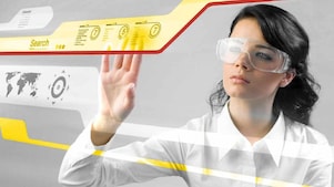 Mujer trabajando con una pantalla táctil digital.