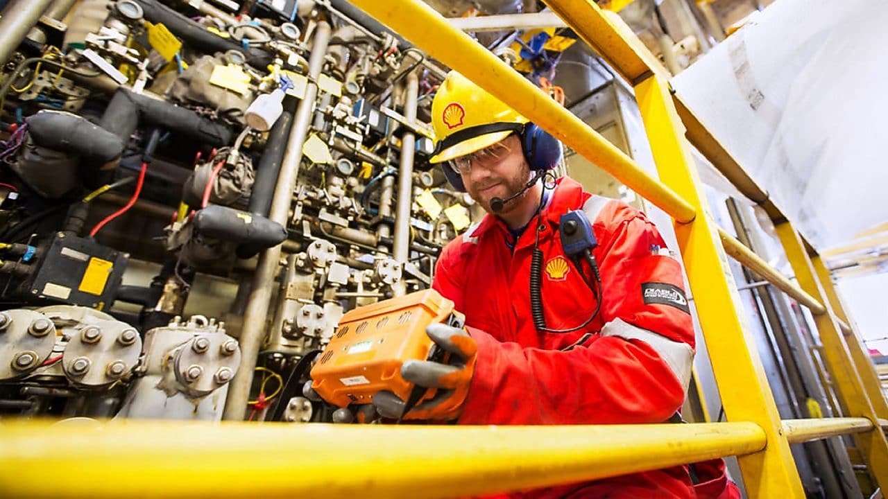 Empleado del TaCIT trabajando en la sala de una planta