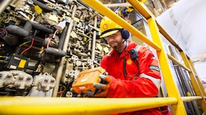 Empleado del TaCIT trabajando en la sala de una planta
