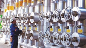 Un ingeniero trabajando en el colector de alimentación de la planta de etileno de OP-2 en Deer Park en 2004