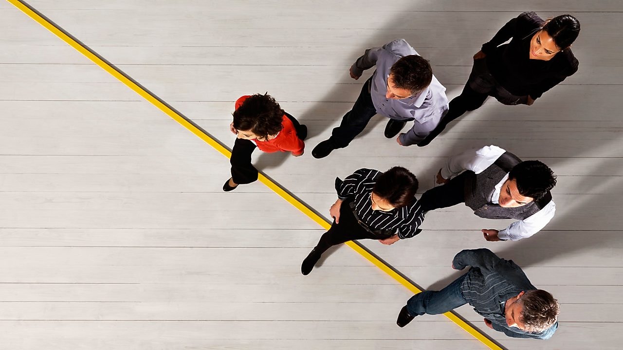 imagen cenital de personas caminando