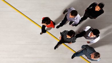 imagen cenital de personas caminando