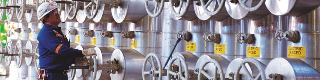 Un ingeniero trabajando en el colector de alimentación de la planta de etileno de OP-2 en Deer Park en 2004