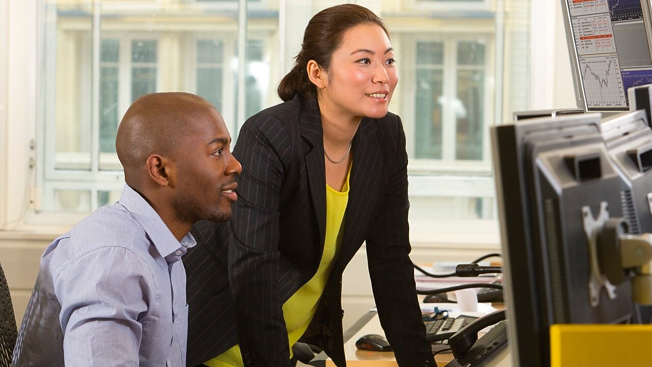 Empleados contemplando la pantalla de un ordenador