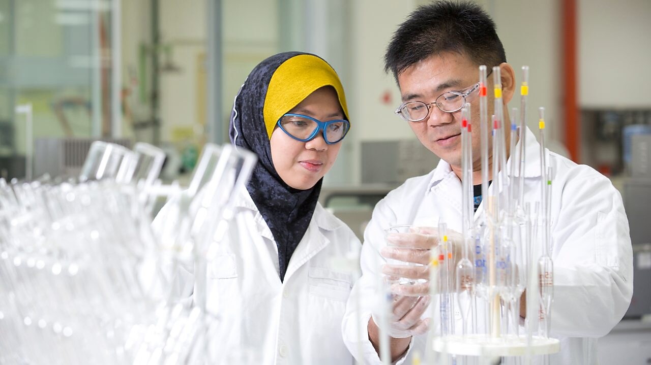 Dos empleados trabajando en un laboratorio de producción