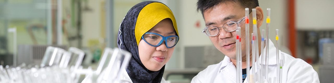 Dos empleados trabajando en un laboratorio de producción