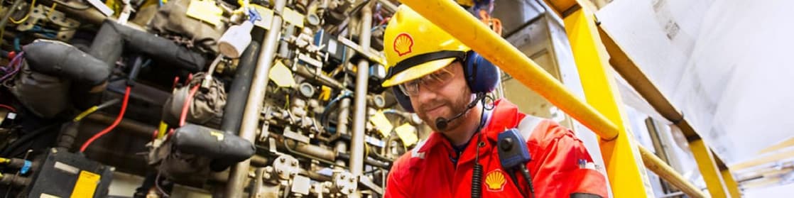 Empleado del TaCIT trabajando en la sala de una planta