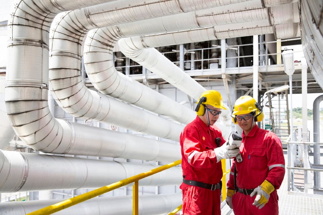 Dos ingenieros mirando el equipo que tienen en las manos