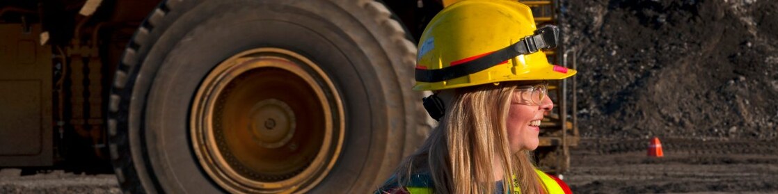 Mujer operaria con casco de seguridad