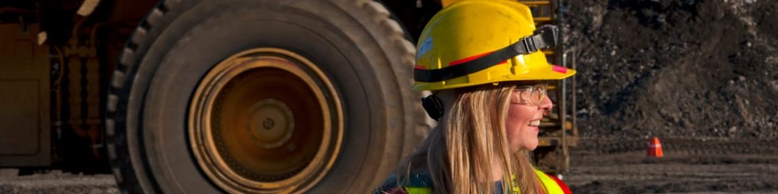 Mujer operaria con casco de seguridad