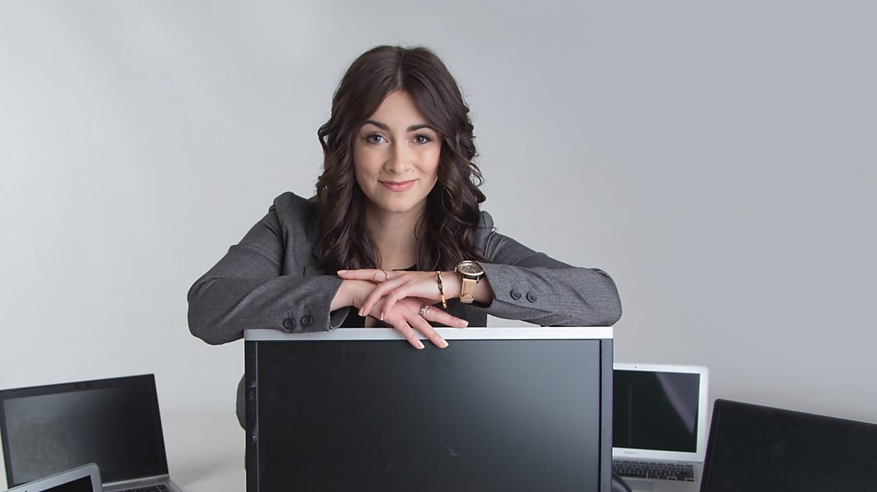 Mujer con computadoras sonriendo
