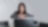 Mujer con computadoras sonriendo