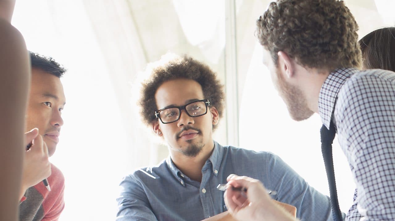Grupo de hombres ejecutivos debatiendo ideas
