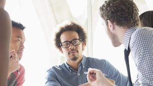 Grupo de hombres ejecutivos debatiendo ideas