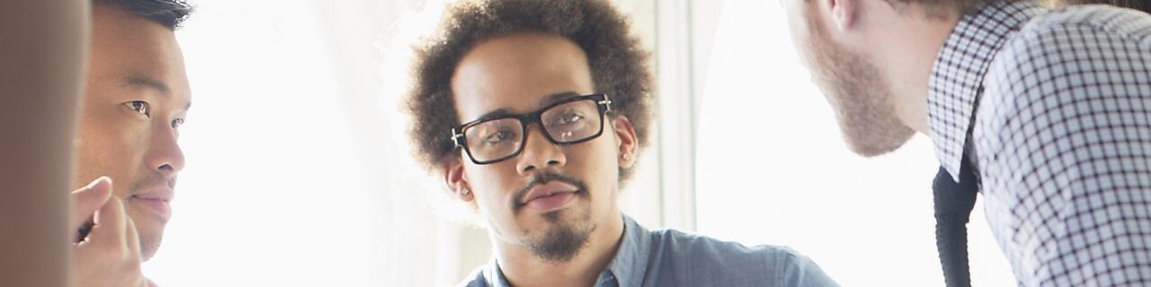 Grupo de hombres ejecutivos debatiendo ideas