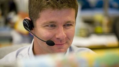 Hombre trabajando en un call center