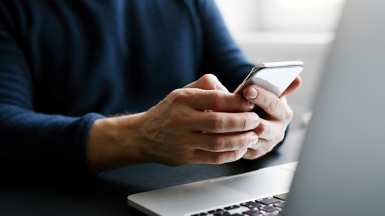 Una persona con un teléfono en la mano