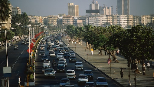 Congestión de tráfico en Marine Drive en Bombay, India