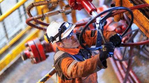 Hombre trabajando en una plataforma con el uniforme de seguridad completo