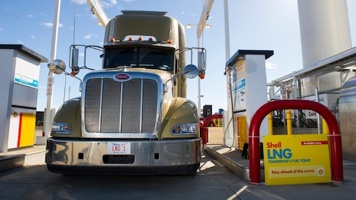 Un camión preparándose para reponer combustible en una estación de servicio de GNL de Shell