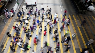 Personas cruzando una calle llena de gente en Hong&nbsp;Kong
