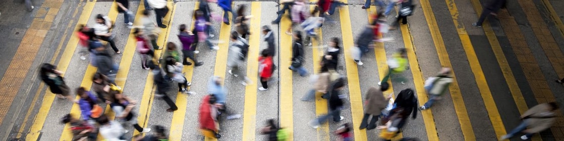 Personas cruzando una calle llena de gente en HongKong